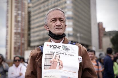 Un manifestante a favor de la reforma de Salud de Petro, durante la marcha.