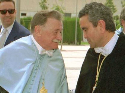 Mario Benedetti, reci&eacute;n nombrado Honoris Causa de la Universidad de Alicante, con el antiguo rector Andr&eacute;s Pedre&ntilde;o en 1997
