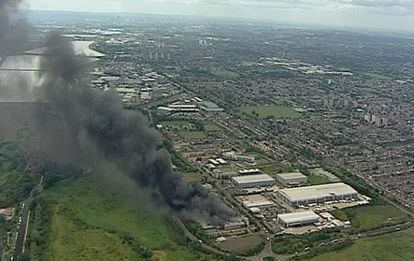Una gran columna de humo ha invadido el cielo de Enfield, al norte de Londres