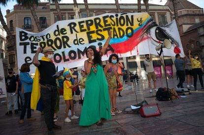 Colombianos en Málaga, España, protestan contra la violencia en su país, el pasado 22 de mayo.