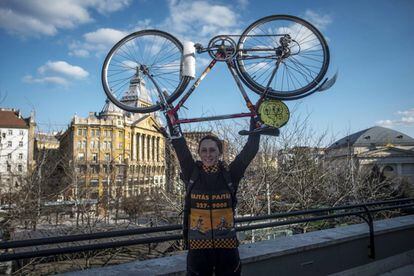 La ciclista Aliz Szaloky amb la seva bicicleta a la teulada d'un edifici comercial de Budapest (Hongria).