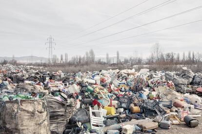 Centro de recogida de plásticos donde los ciudadanos, en especial la comunidad gitana, venden el plástico que recogen en las calles de la ciudad. En Europa, la mala calidad del aire constituye por sí sola la mayor amenaza medioambiental para la salud. La contaminación atmosférica de Macedonia del Norte se puede atribuir a las emisiones de las industrias de la época de la antigua Yugoslavia, a los gases de escape de los vehículos poco controlados, a la quema de basura al aire libre y a la calefacción doméstica.