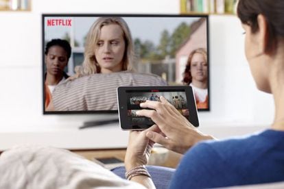 Una espectadora consulta su tableta mientras ve una de las series de Netflix, 'Orange is the New Black'.