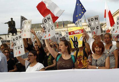 Un grupo de mujeres se manifiesta para exigir al presidente Duda que vete también la tercera de las reformas, este lunes en Varsovia.
