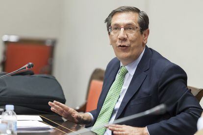Enrique Arnaldo en la comisión que estudia la reforma del sistema electoral en 2017.