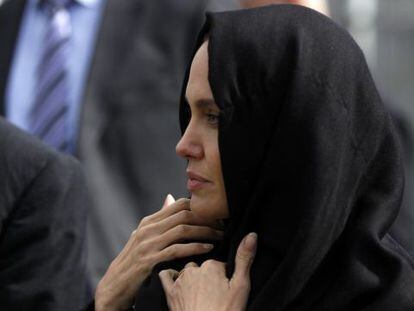 Angelina Jolie, en el centro memorial de Potocari, en Srebrenica, Bosnia, el 28 de marzo de 2014.