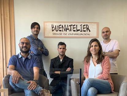 De izquierda   a derecha, Daniel, David y Diego González, hermanos y  fundadores de Buenatelier, junto a dos de sus trabajadores.