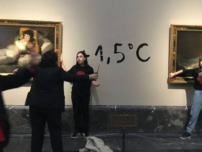 Dos activistas de Futuro Vegetal se pegan al marco de los cuadros de 'Las Majas' de Goya en el Museo del Prado.