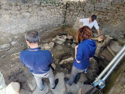 Varios arqueólogos observan los cuerpos hallados en el Regio IX de Pompeya.