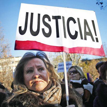 Una mujer pide justicia ayer frente al Supremo.