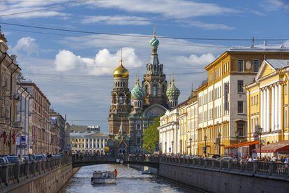 Las aguas de este río navegable del norte de <a href="https://spain.russia.travel/" target="_blank">Rusia</a> (74 kilómetros de largo y 600 metros de ancho) se deslizan desde el lago Ládoga hasta el golfo del mar Báltico, atravesando a su paso San Petersburgo, una de las ciudades más bellas de Europa. Numerosos canales conectan el Neva con otros ríos, así que la ciudad rusa (en la imagen) es el lugar ideal para embarcarse en un largo crucero que llega hasta el Volga.