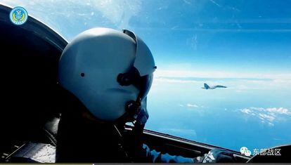 Un piloto chino en un avión de combate observaba a otro caza, mientras sobrevolaban Taiwán el martes. 