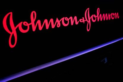 Proyección del logotipo de Johnson & Johnson en la bolsa de Nueva York.