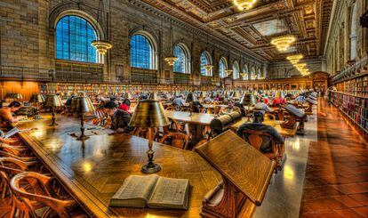 Decenas de personas leen e investigan en la sala de lectura principal de la Biblioteca Pública de Nueva York.