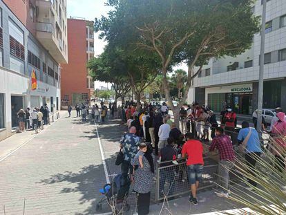 Colas en una oficina de Extranjería de Almería, en febrero pasado.