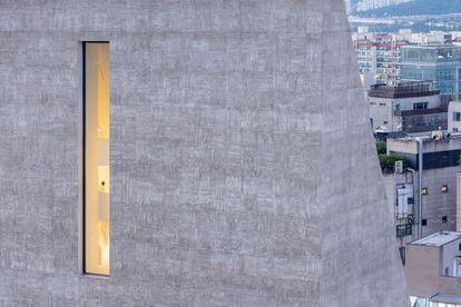 Uno de los ventanales verticales de la Fundación Cultural Songeun (Seúl).