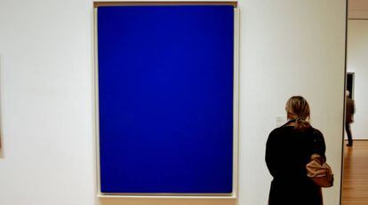 Una mujer contempla &#039;Blue Monochrome&#039;, de Yves Klein. 