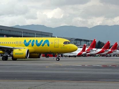 En una fotografía de 2021, un avión de Viva Air en el Aeropuerto El Dorado, en Bogotá.