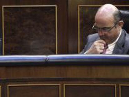 El ministro de Econom&iacute;a, Luis de Guindos, en el Congreso de los Diputados.