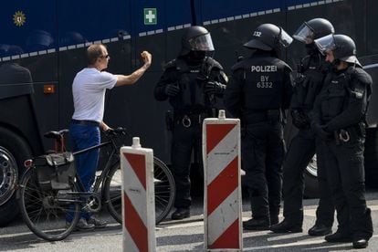 Un ciclista se enfrenta a un grupo de policías durante una protesta frente a la estación de Schlump de Hamburgo.