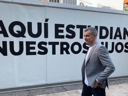 El candidato de Ciudadanos Toni Cantó, ante el aula fabricada que han colocado este lunes en el centro de Valencia en un acto de campaña electoral.  
