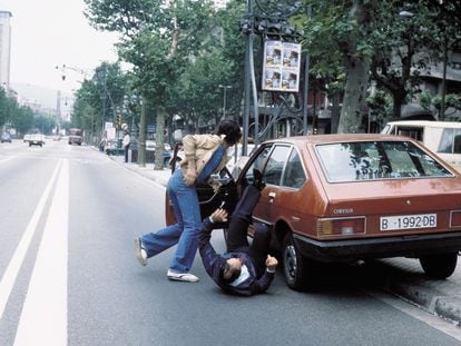 Una escena de 'Perros callejeros' (1977), de José Antonio de la Loma, en el paseo de Gràcia de Barcelona.