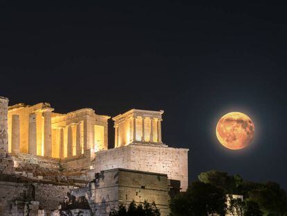 La Acrópolis y la luna