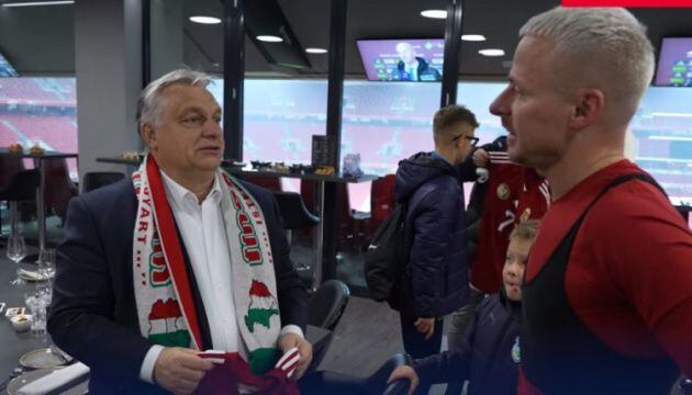 Viktor Orbán lleva una bufanda con el mapa de la Gran Hungría, en una imagen difundida en sus redes sociales.