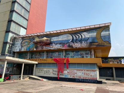 El mural de Siqueiros vandalizado, consignas contra la transfobia fueron pintadas en las paredes y ventanas.