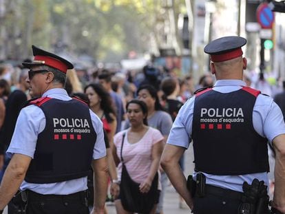 Dos mossos patrullen per Barcelona.