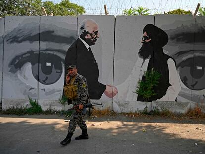 Una pintada en el centro de Kabul celebra el acuerdo que ha abierto paso a las conversaciones intraafganas, en una imagen captada el pasado julio.
