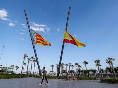 Banderas a media asta en la playa de la Malvarrosa de Valencia en señal de luto por los fallecidos por coronavirus, este miércoles.