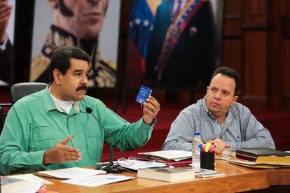 Nicolás Maduro y el ministro para la Economía de Venezuela.