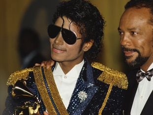 Michael Jackon con el productor Quincy Jones, en 1984. Fue  Jones quien produjo los tres discos que convirtieron a Jackson en un fenómeno: 'Off The Wall' (1979), 'Thriller' (1982) y 'Bad' (1987).