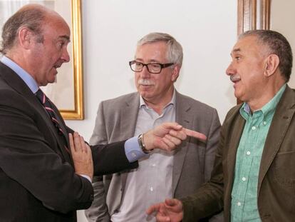 El ministro de Economía, Luis de Guindos (a la izquierda), conversa con los secretarios generales de CC OO, Ignacio Fernández Toxo (en el centro), y de UGT, Pepe Álvarez