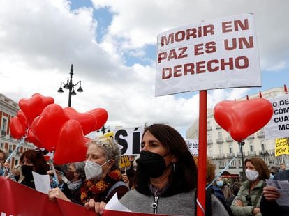 Miembros de la asociación Derecho a Morir Dignamente se concentran en la Puerta del Sol a favor de la aprobación de la ley de eutanasia, el pasado marzo de 2021.