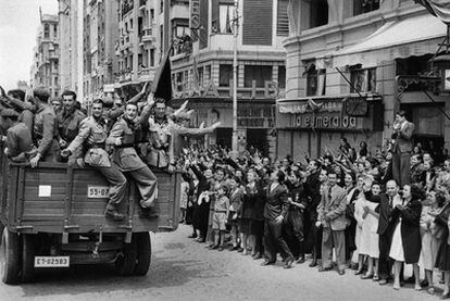 Soldados de la División Azul desfilan por la Gran Vía madrileña a su regreso del frente ruso, en mayo de 1942