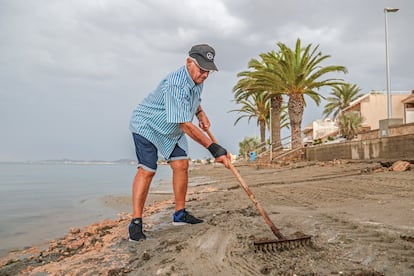 Ángel Pérez muestra cómo limpiaba la playa de Punta Brava con su propio rastrillo.