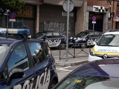 Coches patrulla de la Policía Municipal aparcados delante de la unidad de Chamberí.