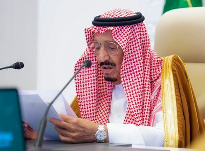 El rey Salmán de Arabia Saudí durante la lectura de su discurso ante la cumbre del G20.