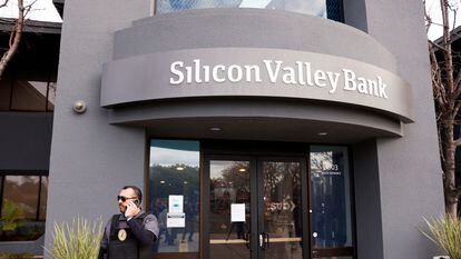 Un guardia de seguridad, en la entrada de las oficinas de Silicon Valley Bank en Santa Clara (California).