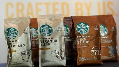 Bolsas de café de Starbucks, cuyos derechos de comercialización pertenecen a Nestlé.