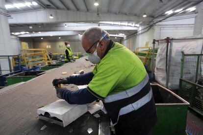 En España, los fabricantes tienen la obligación desde 2005 de encargarse del reciclado de los residuos eléctricos y electrónicos (RAEES). Además, los consumidores financian el proceso pagando un canon, de entre 5 y 30 euros, al hacerse con los productos.