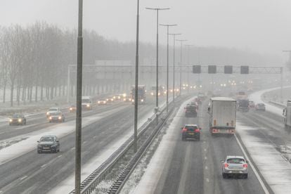 El Plan Invernal de Autopistas incluye sistemas de vigilancia, señalización y asistencia a disposición de los conductores, con un seguimiento de más de 120 cámaras y 140 paneles de mensajería.