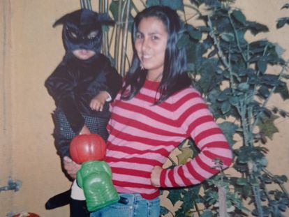 Edwina Cisneros carga a su hija en una fiesta infantil, antes de ser encarcelada en 2007.