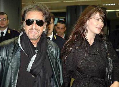 Al Pacino, ayer a su llegada a Roma, acompañado de su novia.