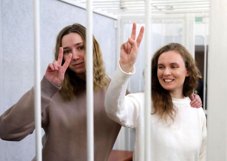 Las dos periodistas hacen el signo de la victoria, durante la vista este jueves en un tribunal de Minsk.