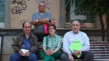 Luis &Aacute;ngel, Concepci&oacute;n, Jes&uacute;s (sentados, de izquierda a derecha) y Miguel &Aacute;ngel (de pie), denunciantes de Antonio Arroyo. 