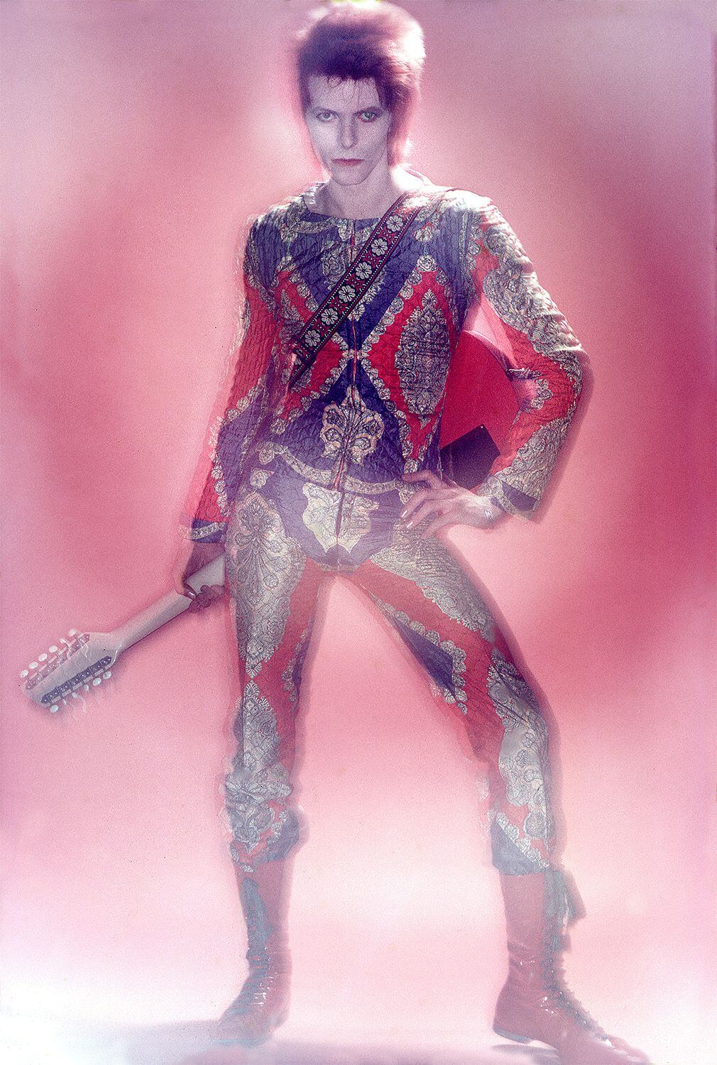 Bowie escogió una versión colorista del atuendo de 'La naranja mecánica' diseñado por Freddie Burretti para su actuación de 1972 en 'Top of the Pops'. Así posó con él para la lente de Duffy. Ahora forma parte de la exposición 'Bowie taken by Duffy'.