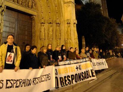 Familiares y víctimas del accidente de metro se han concentrado en la plaza de la Virgen de Valencia para exigir respuestas por la tragedia.